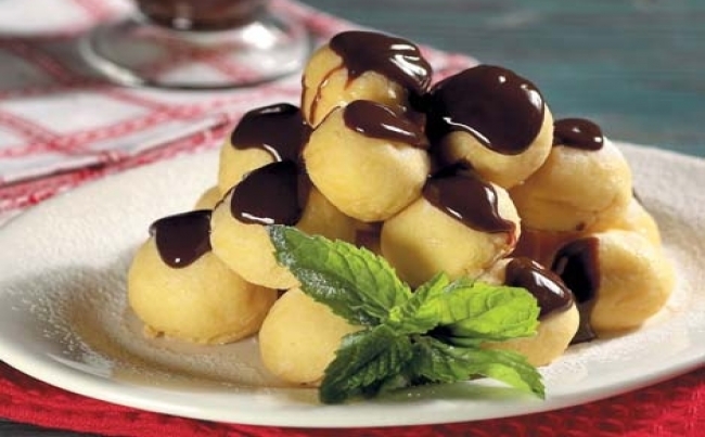 Profiteroles con crema pastelera fina